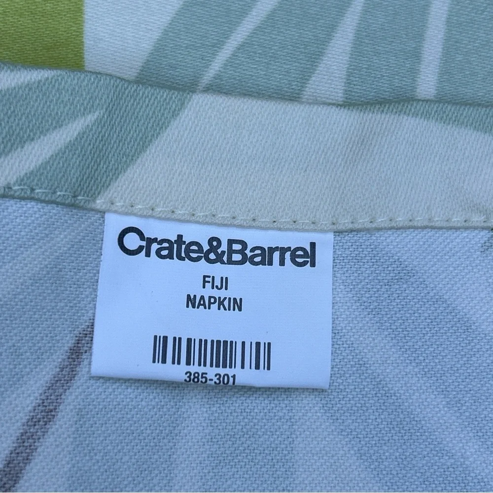 Crate&Barrel Fiji Napkin with Green and White Leaf Design Tropical set of 2